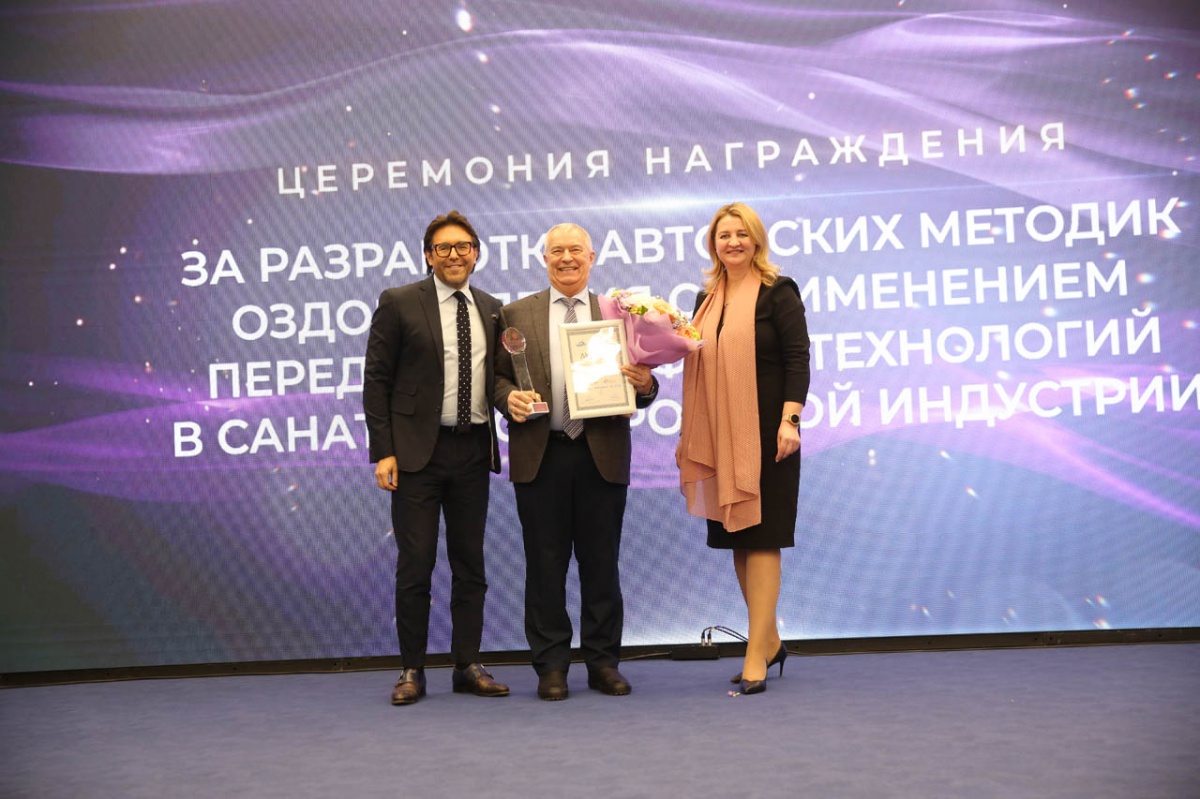 Андрей Малахов вручает награду Найденову В.И.